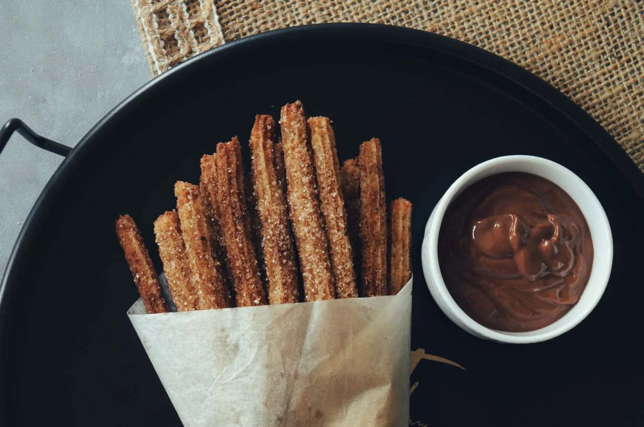 Klassische mexikanische Churros mit Zimt-Zucker