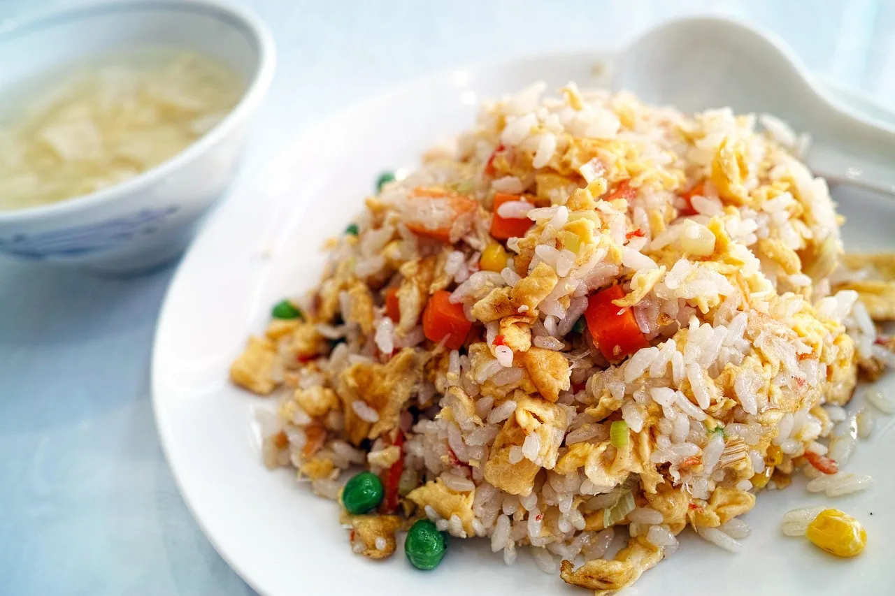 Arroz frito con huevo