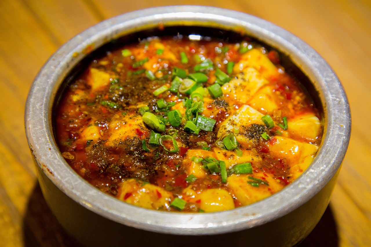 Klassisches Mapo Tofu (Sichuan-Geschmortes Tofu in Scharfer Soße)