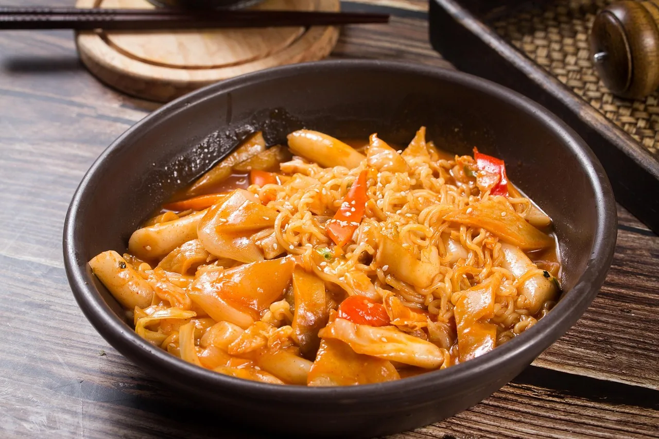 Tteokbokki Rapide et Facile (Gâteaux de Riz Coréens Épicés)